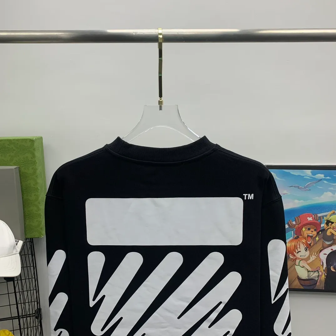 Top version OFF-WHITE OW black and white graffiti brush wavy pattern zebra crossing ECG men's and women's loose T-shirt men's and women's same style round neck sweatshirt After the ECG series, the tiger stripe pattern appears again. This may be another simple and luxurious new model after the merger with LV. Awesome black and white color scheme, new artistic derivation of signature elements, and simple fashion style is remarkable. Small dropped shoulders, slightly wide style, suitable for both men and women.  Imported glue technology, extremely strong. 21 brand new washable collar label tags, customized one to one. The fabric is 480g double-ply double-yarn terry fabric, which is full of drape and smooth to the touch. A must-have for fall and winter!  Color: Black Size: XS-L P:360